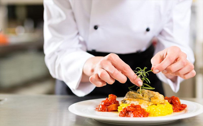 i-proti-gunaika-sef-pou-meta-apo-15-xronia-pairnei-arista-ston-good-food-guide