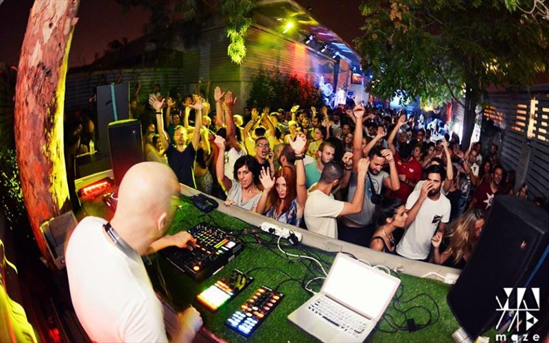 to-maze-open-air-club-gemizei-tis-nuxtes-tou-septembri