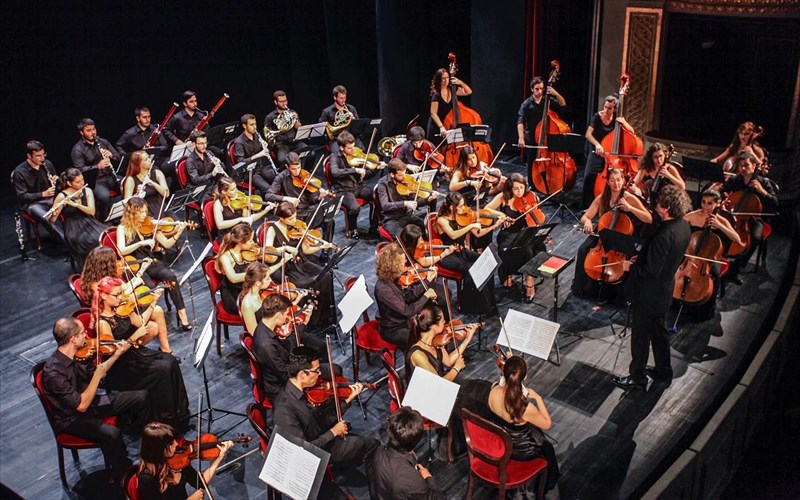 h-ellinotourkiki-orxistra-neon-magepse-to-koino-sto-dimotiko-theatro-peiraia