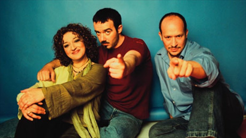 to-trifono-kai-oi-filoi-tou-se-mia-ksexoristi-mousiki-bradia