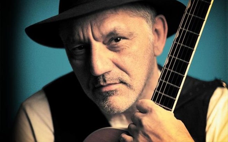 nikos-portokaloglou-uparxei-tropos-na-eimaste-kai-paradosiakoi-kai-monternoi