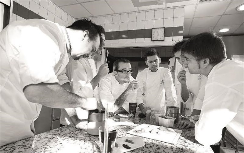 ta-25a-tis-genethlia-giortazei-i-sxoli-sokolatas-valrhona-sxoli-sokolatas-valrhona