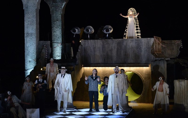 oi-batraxoi-se-skinothesia-kaklea-sunexizoun-gia-tesseris-teleutaies-parastaseis