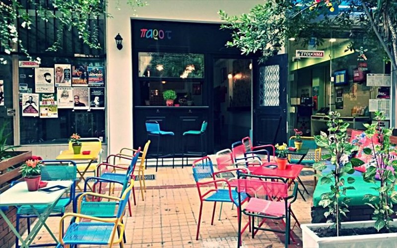 parot-cocktails-parea-me-eksotika-ptina-sto-pagkrati