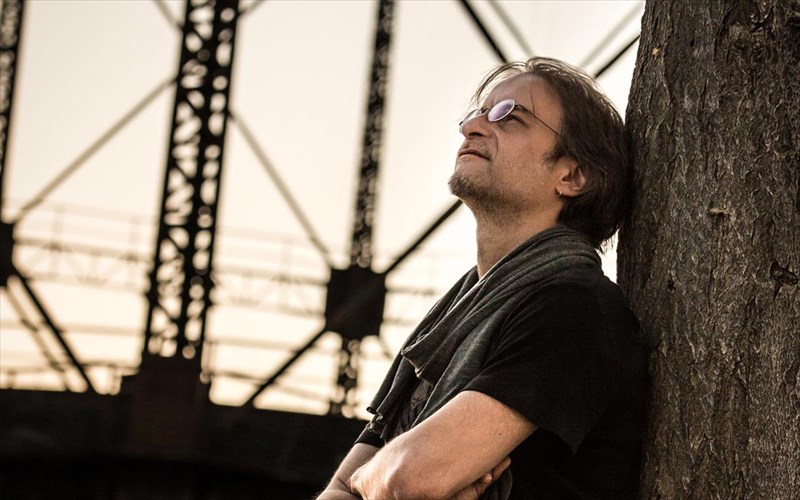 o-miltos-pasxalidis-tragouda-gia-autous-pou-leipoun-pio-polu