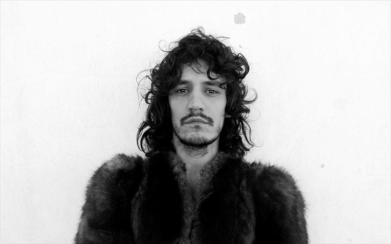 to-periodiko-kennedy-giortazei-sto-romantso-tin-kukloforia-tou-deuterou-teuxous-tou