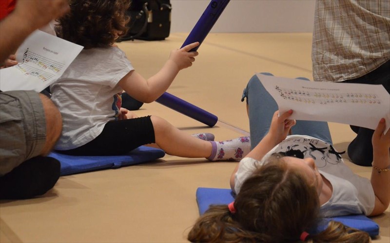 i-mousiki-agapa-ton-autismo-ksana-sti-stegi