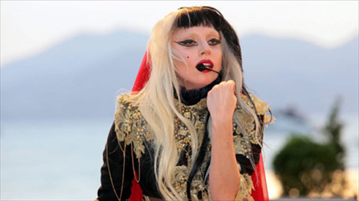 akoma-ena-rekor-kai-arxisuntaksia-gia-ti-lady-gaga