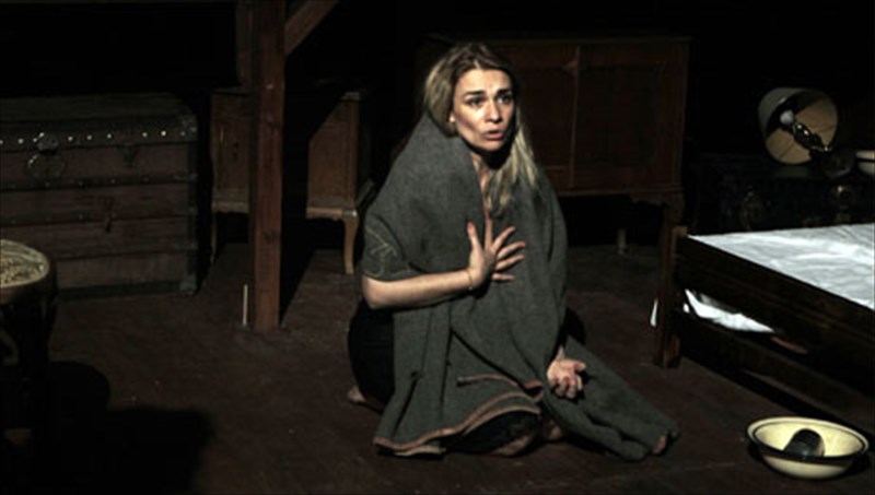 o-thuroros-tis-nuxtas-apo-ti-megali-othoni-sto-theatriko-sanidi