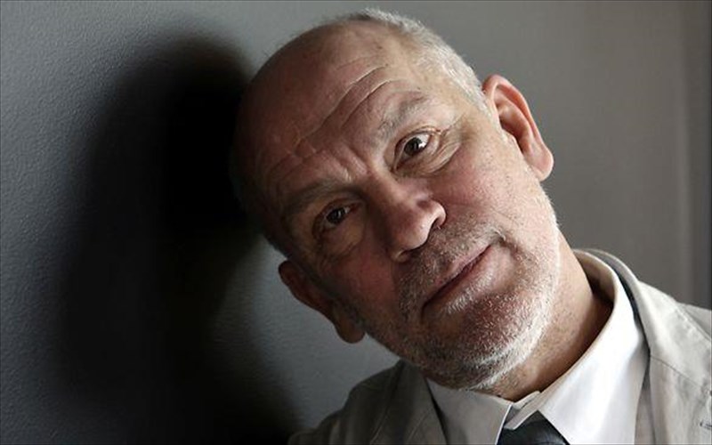 ena-xruso-mati-gia-ton-John-malkovich