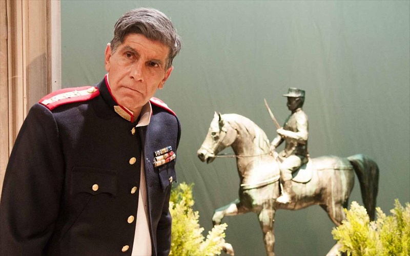 o-giannis-mpezos-einai-enas-iroas-me-pantofles-sto-theatro-bretania