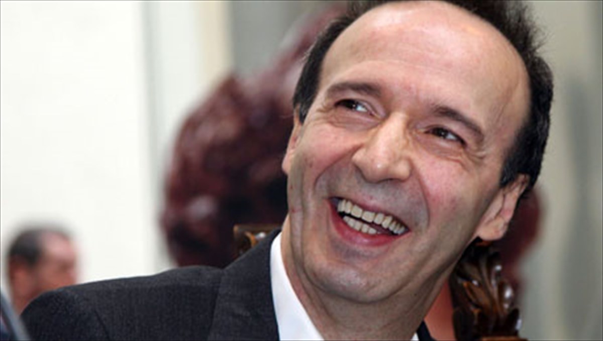 summaxia-geliou-me-gounti-alen-kai-romperto-mpenini