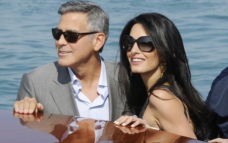 clooney-alamuddin-ta-parelkomena-tou-gamou-kai-oxi-mono