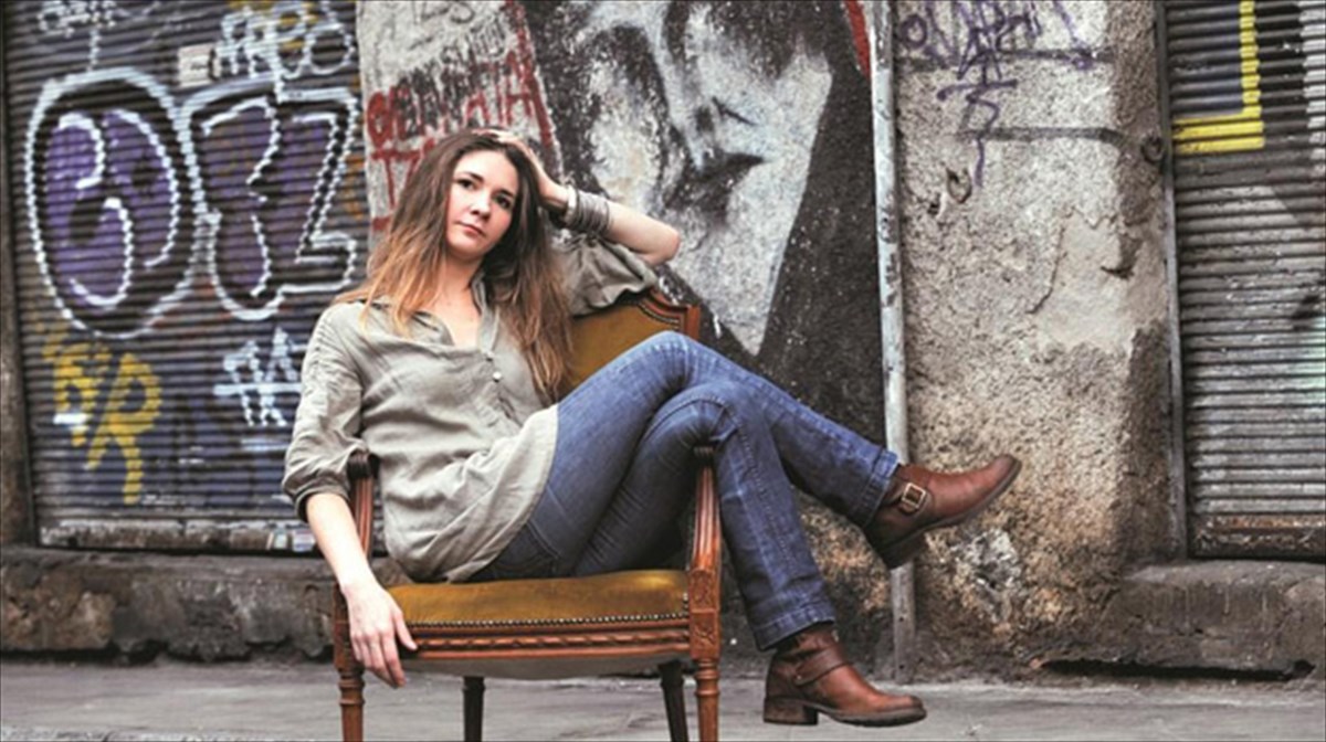 me-mia-kourelou-stin-aulaia