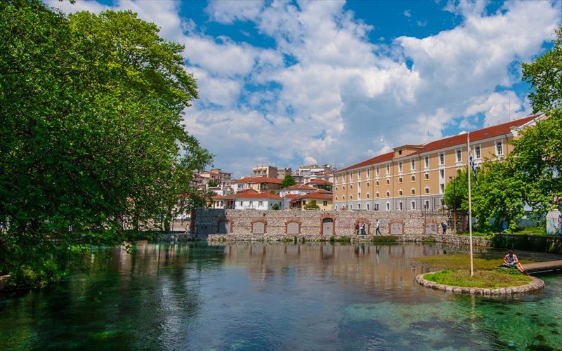 drama-mia-poli-me-proistorikes-rizes