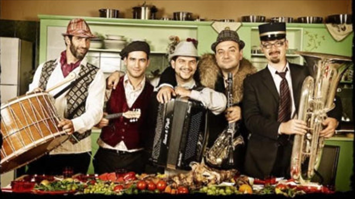 ena-mousiko-mosaiko-stinetai-sto-half-note