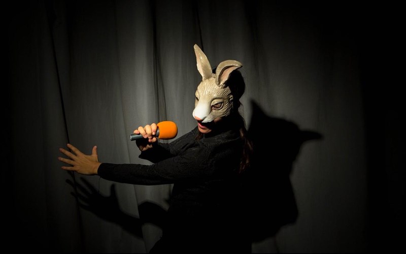 o-liouis-karol-stelnei-grammata-sta-koritsakia-sto-apo-mixanis-theatro