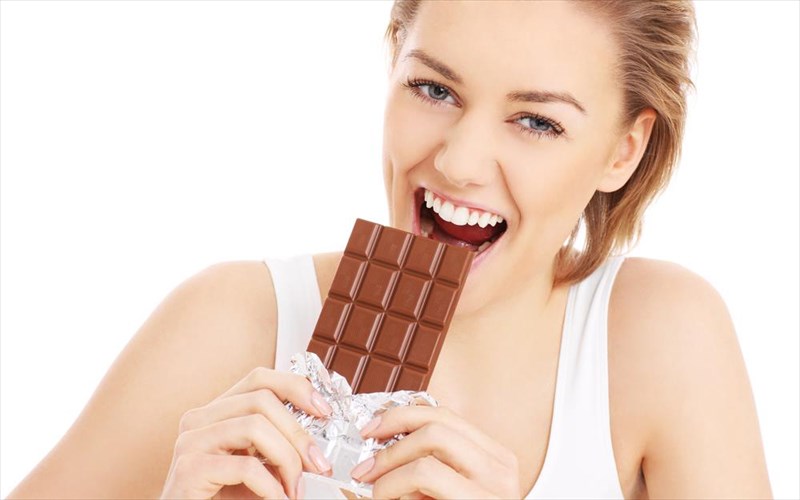 i-epithumia-gia-sokolata-ofeiletai-stis-ormones-muthos