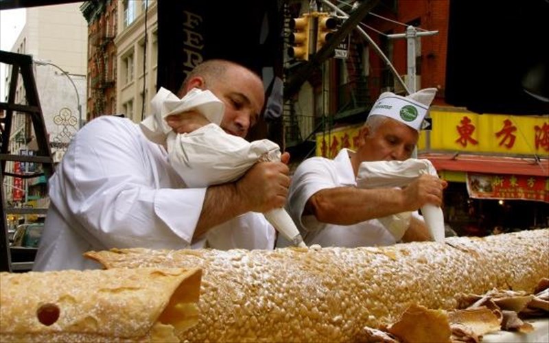 to-megalutero-cannolo-160-kilon-ftiaxtike-sti-nea-yorki