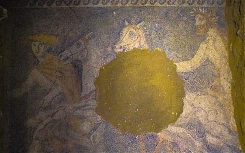 amfipoli-entuposiako-psifidoto-apokalufthike-sto-mnimeio-tou-lofou-kasta