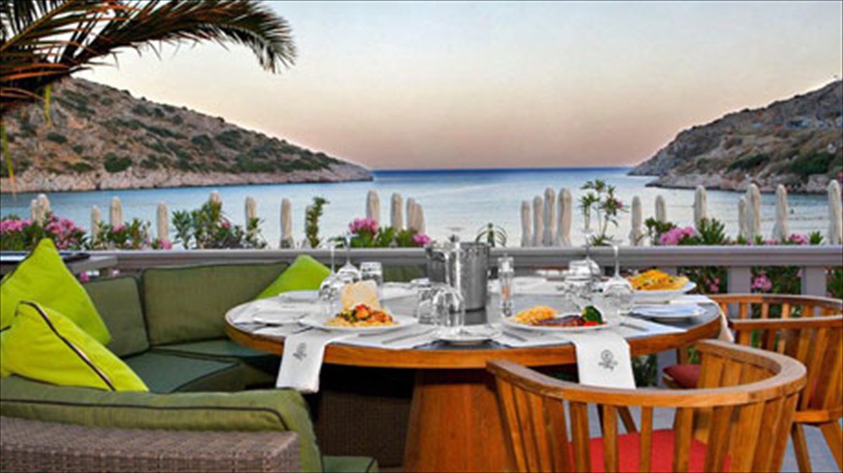 to-mojito-bay-upodexetai-to-kalokairi-me-ton-thano-petreli