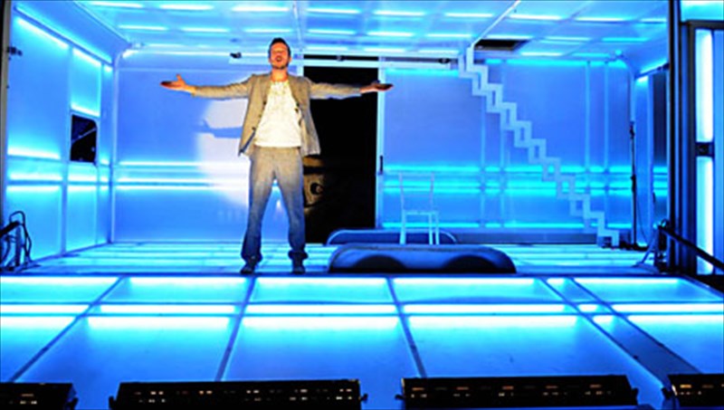 to-troxospito-pou-skorpizei-gelio-kai-tragoudi