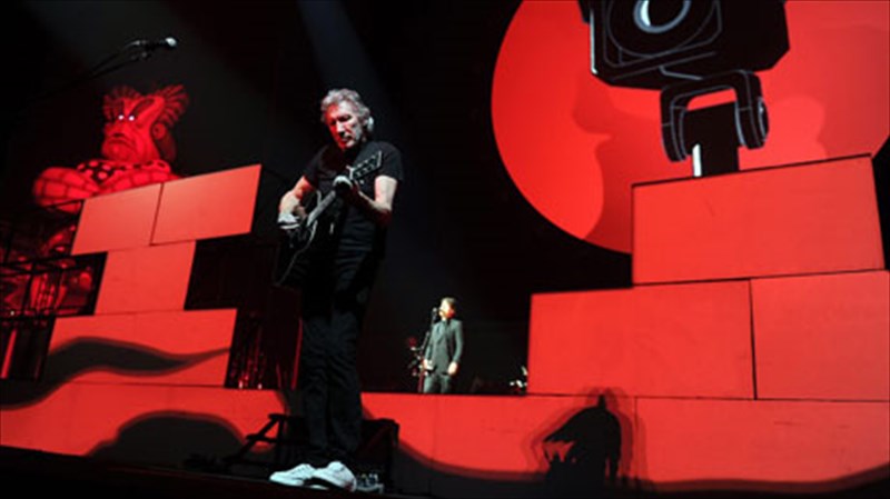 o-roger-waters-ksanastinei-to-teixos-tou
