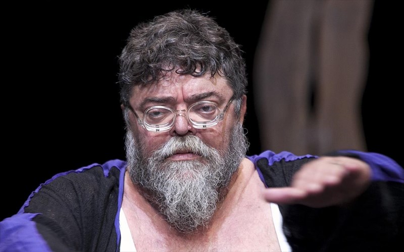 i-alithini-apologia-tou-sokrati-me-ton-stamati-kraounaki-gia-16-akomi-parastaseis