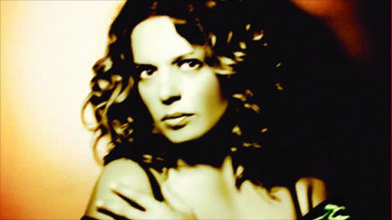 i-eleni-tsaligopoulou-ermineuei-mano-xatzidaki