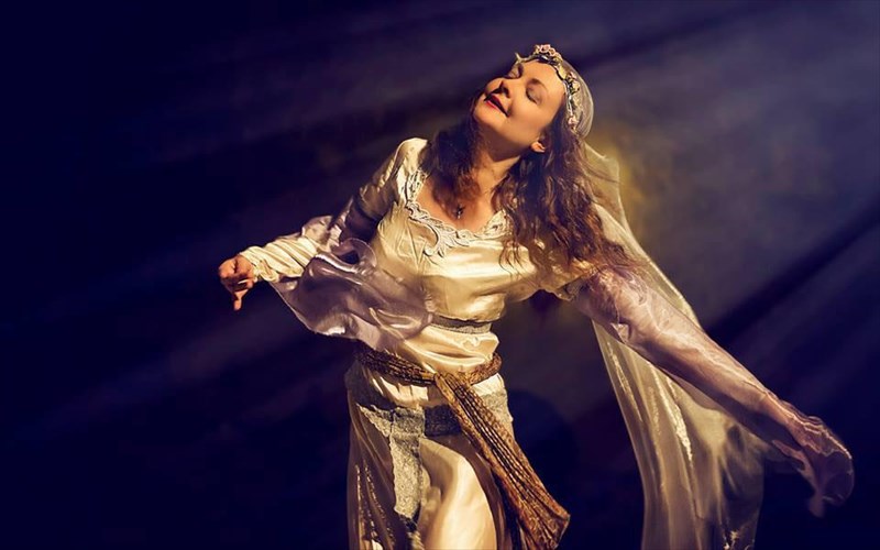 mia-periplanisi-anamesa-ston-erota-kai-to-oneiro