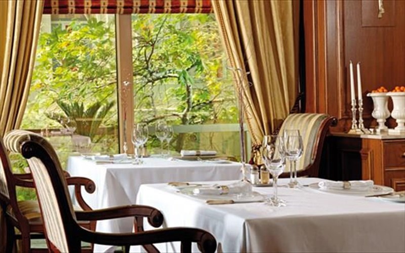 to-athens-plaza-foraei-ta-giortina-tou