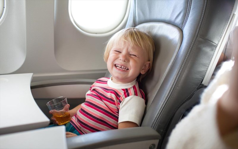 taksidi-me-to-aeroplano-kai-paidia-ginetai