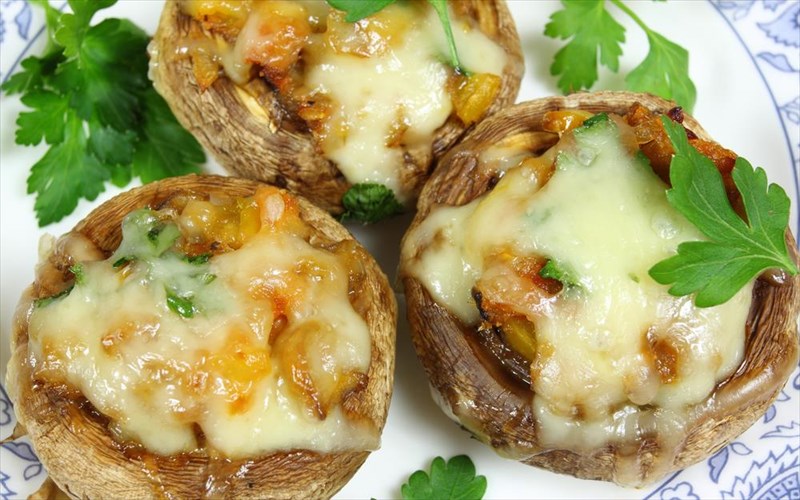 eukoli-fthinoporini-suntagi-manitaria-me-xaloumi