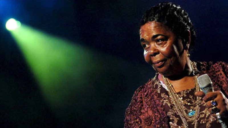 cesaria-evora-i-aisiodoksia-me-boithise-na-min-ta-paratiso-sti-zoi-mou