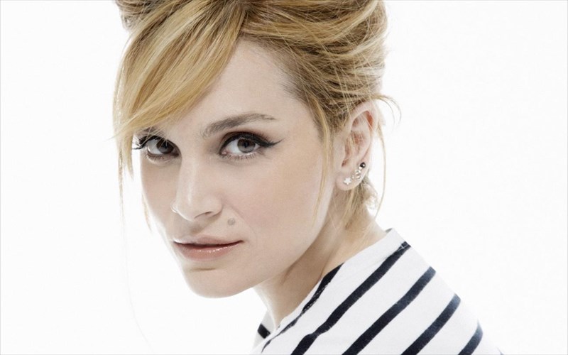 i-eleonora-zouganeli-thumatai-ta-tragoudia-tis-melinas