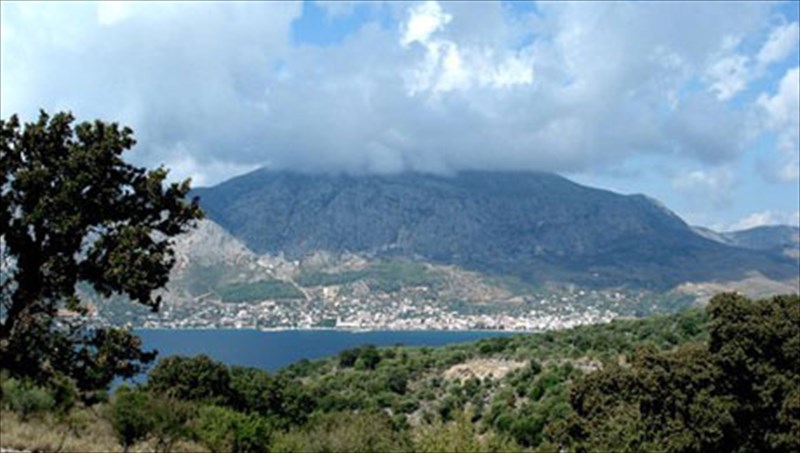 astakos-grafiki-omorfia-plai-se-nera-smaragdenia