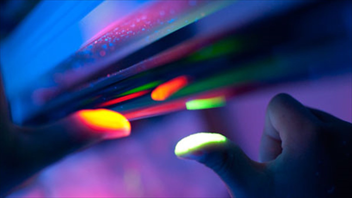 taksidi-me-fotografika-klik-se-duo-parallilous-kosmous