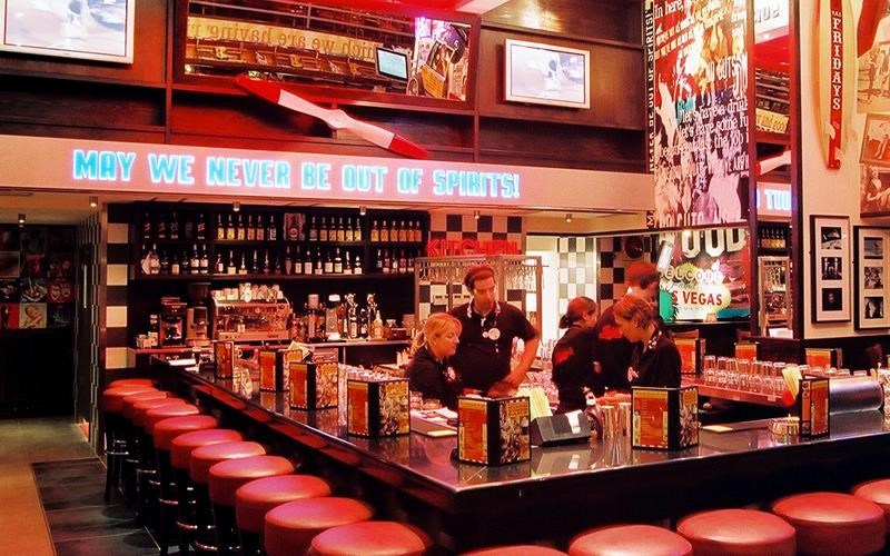 menou-gia-marathonodromous-apo-ta-tgi-fridays