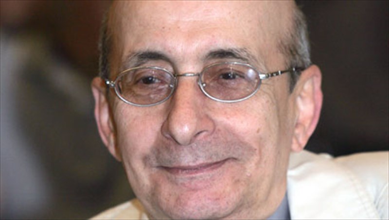 manos-eleutheriou-logotexniko-taksidi-sti-theatriki-istoria-tis-ermoupolis