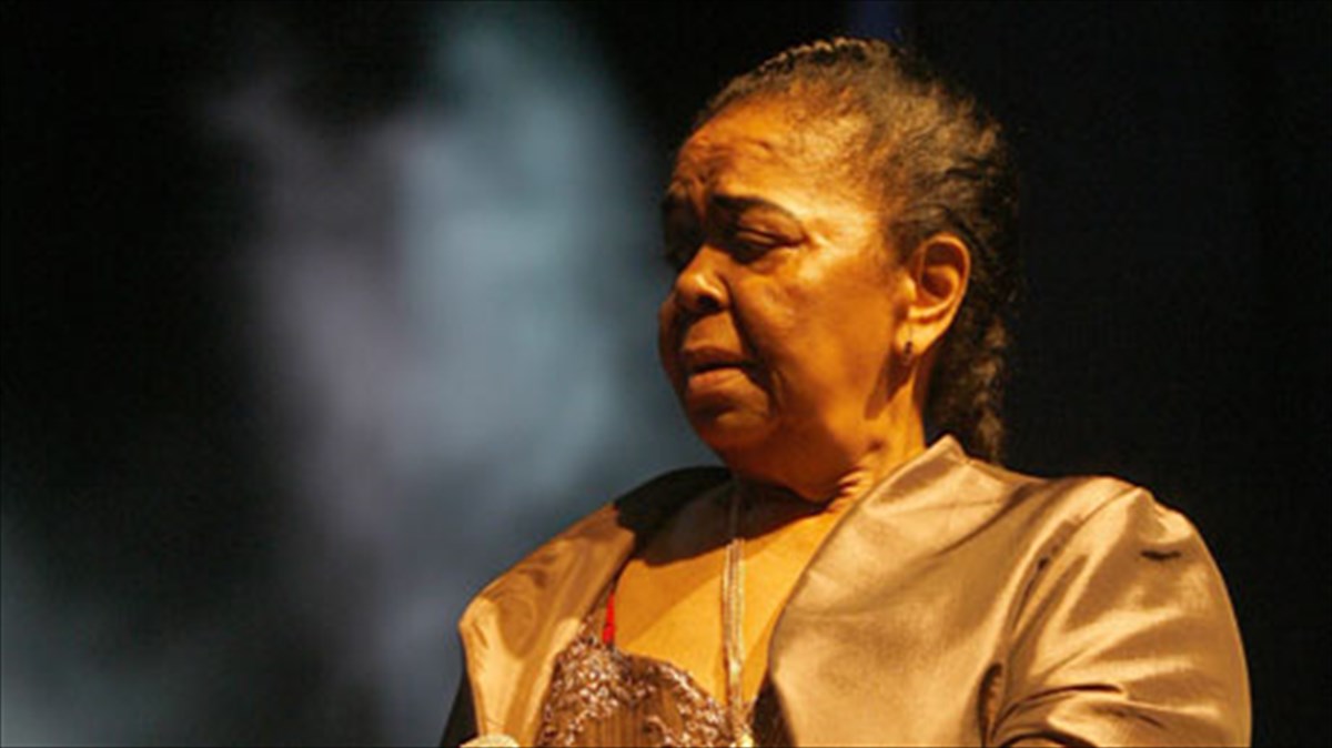 tragoudontas-me-mia-ksupoluti-ntiba