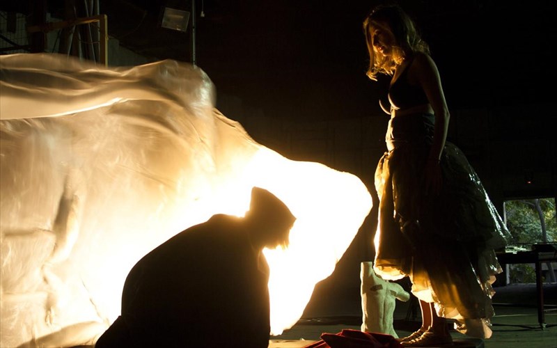 gunaika-kai-lukos-tis-elenis-pegka-gia-5-parastaseis-sto-dimotiko-theatro-peiraia-parastaseis-sto-dimotiko-theatro-peiraia