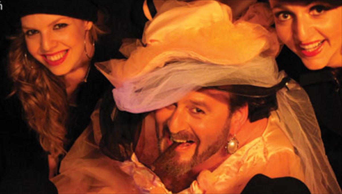 tatheatrika-paraskinia-mias-gamilias-teletis