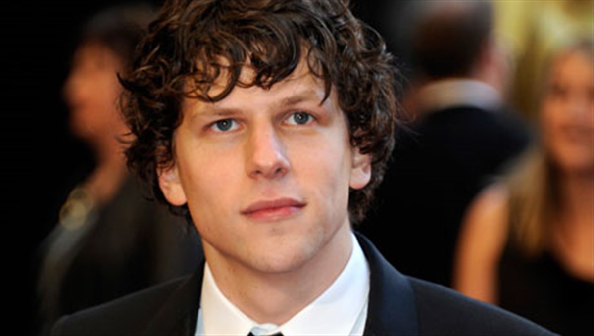 o-tzese-aizenmpergk-strefetai-sto-theatro