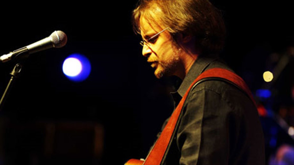 o-miltos-pasxalidis-sto-badminton-me-tragoudia-pou-egrapsan-istoria