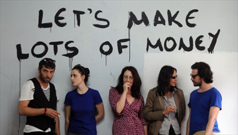 i-themis-mpazaka-se-mia-theatriki-eikastiki-performans