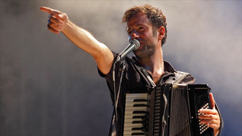 o-kostis-marabegias-se-mia-mousiki-giorti-sto-kentro-tis-polis