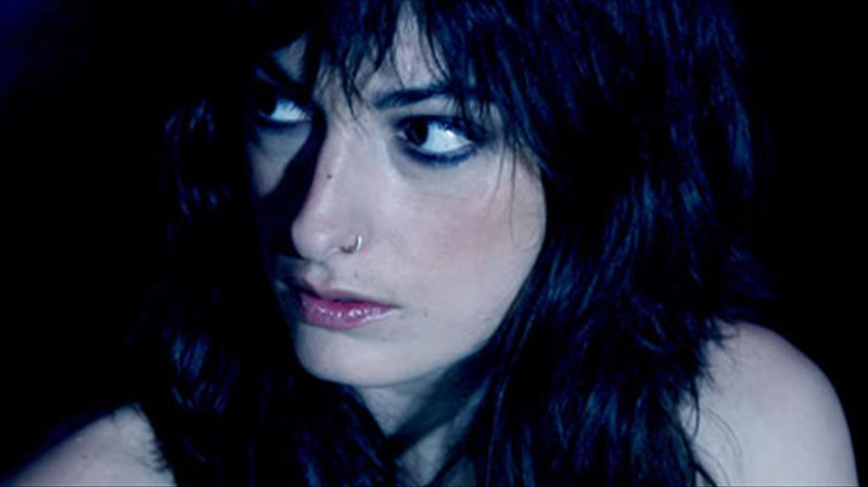 ena-alternative-koritsi-sto-k44