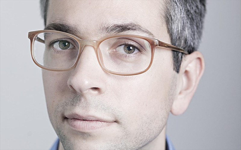 o-amerikanos-suggrafeas-anthony-marra-stin-athina