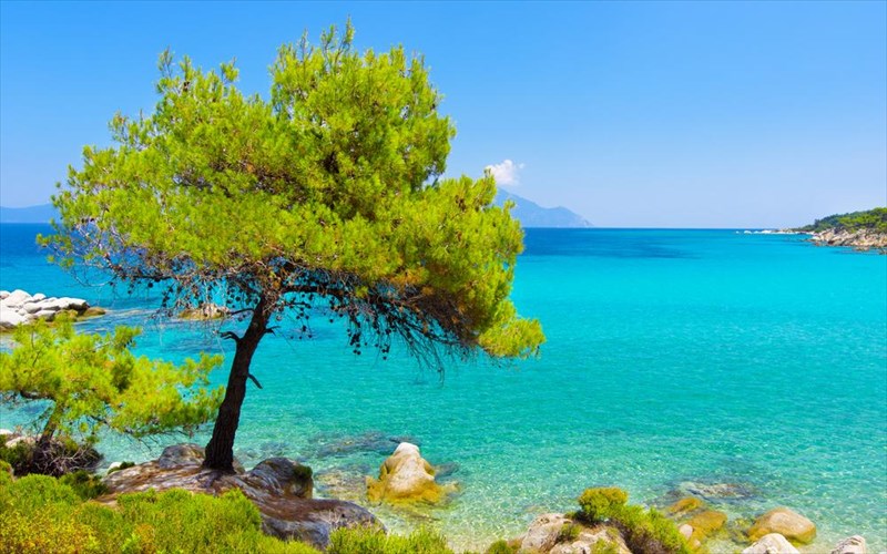 i-xalkidiki-etoimazetai-na-dextei-touristiko-kuma-apo-bretania