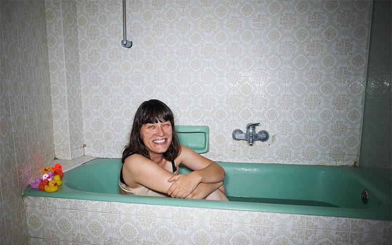 oxi-athoos-pia-theatro-gia-efibous-sti-stegi